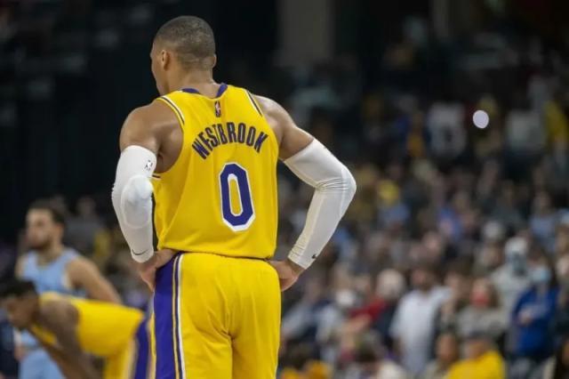 开云体育服务-30支球队都不想要!新赛季韦少或在湖人板凳坐穿