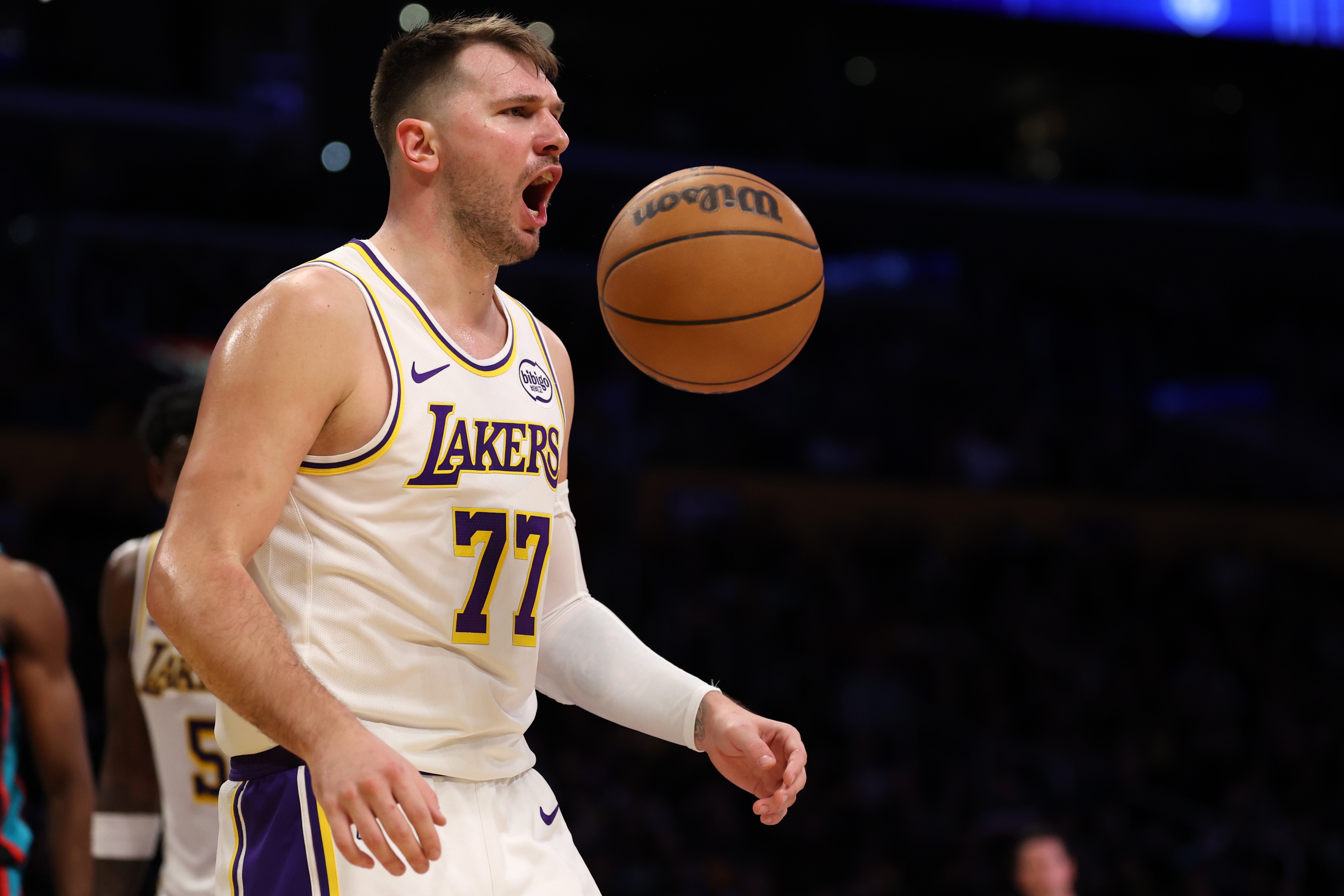 火力全开！东契奇半场5记三分拿下23分3板7助1帽 次节独得14分