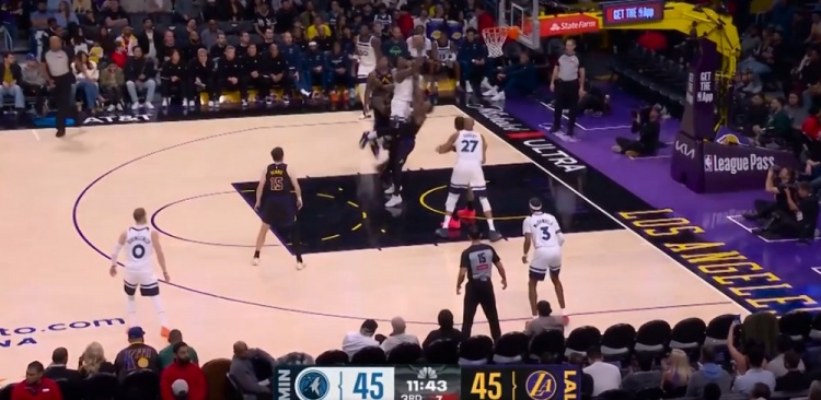 开云体育中国官网-攻防发力！斯玛特造成爱德华兹进攻犯规 东契奇上篮率队反超